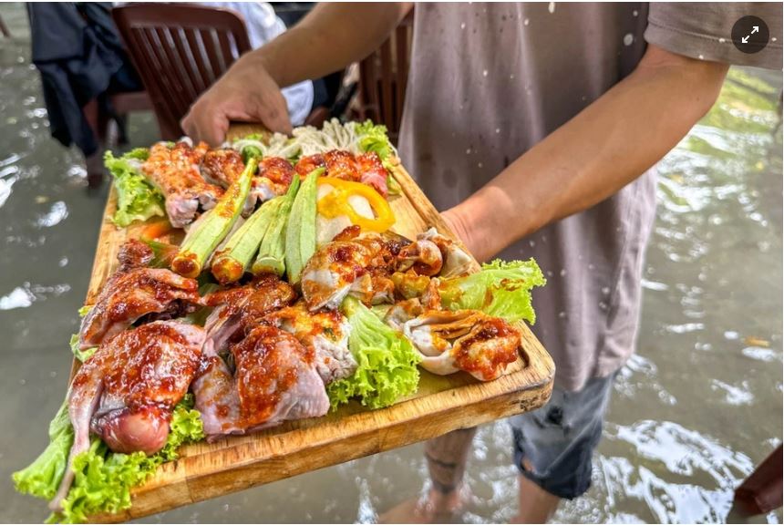 Nhân viên lội nước, thực khách 'ngâm chân' tại quán ăn độc lạ TP.HCM